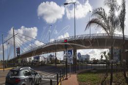 Image du Maroc Professionnelle de  Le Tram passe sous le pont à haubans au carrefour Sidi Maârouf, Vendredi 18 Avril 2019. Après 4 années de travaux, le trafic routier sera bientôt fluidifié dans cette artère de la métropole où la circulation était le calvaire quotidien des utilisateurs. (Photo / Abdeljalil Bounhar) 